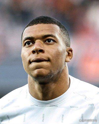 近7场仅1胜，2平4负！皇马球迷贴面怒骂球员：不知羞耻！姆巴佩用帽遮脸+逃离！